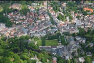 Luftaufnahme von Baden-Baden (zentraler Ausschnitt) zeigt beispielhaft den Siedlungstypus Kurstadt mit der engen Verflechtung von Bebauung und Natur („altes“ Bäderviertel, „neues“ Kurviertel, Teile der Villengebiete, Parks und Gärten).