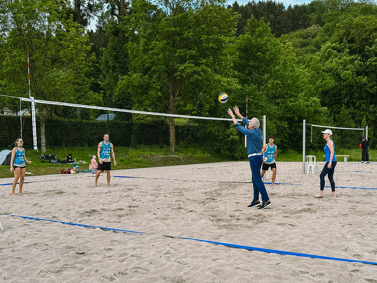 OB Späth spielt mit Spielerinnen und Spielern der Volleyballabteilung des SC Baden-Baden Volleyball auf dem neuen Beachvolleyball Feld.
