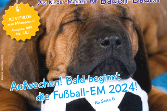 Die Tielseite der aktuellen Babsi zeigt einen schlafenden Hund, der seinen Kopf auf einem Fußball ablegt. 