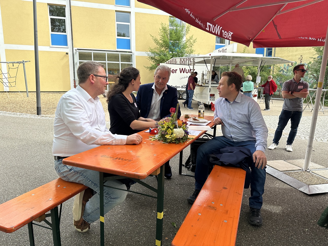 Ob Späth (links hinten) sitzt mit Markus Selig (FG Tiefbau), Lena Hammen (IG Weststadt) und Daniel Monninger (FG Tiefbau) an einem Tisch. 