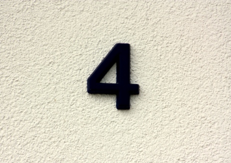 Schild mit der Hausnummer 4
