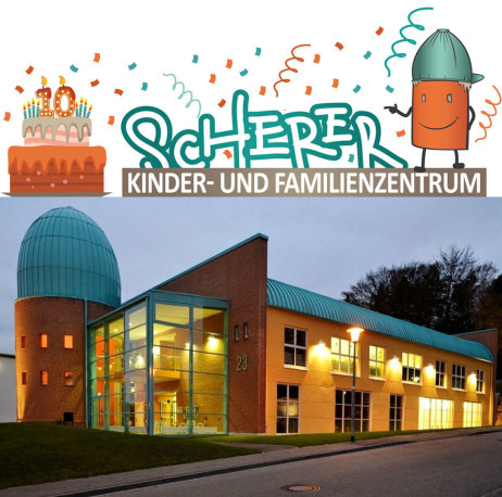 Scherer Kinder und Familienzentrum, Außenansicht  beleuchtet mit Logo