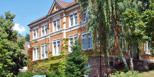 Gebäuder Grundschule Ebersteinburg