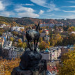 Panorama der Stadt Karlsbad. Im Vordergund ist die Statue eines Geißbocks zu sehen. 