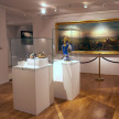 Das Erdgeschoss des Stadtmuseums. In der Mitte des Raumes stehen Ausstellungsstücke (Vasen).