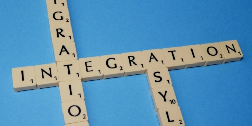 Drei Wörter über Kreuz gelegt im Spiel "Scrabble": Migration, Integration und Asyl