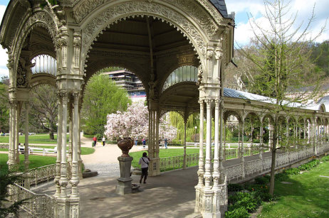 Prächtiger weißer Pavillon in einem Stadtgarten