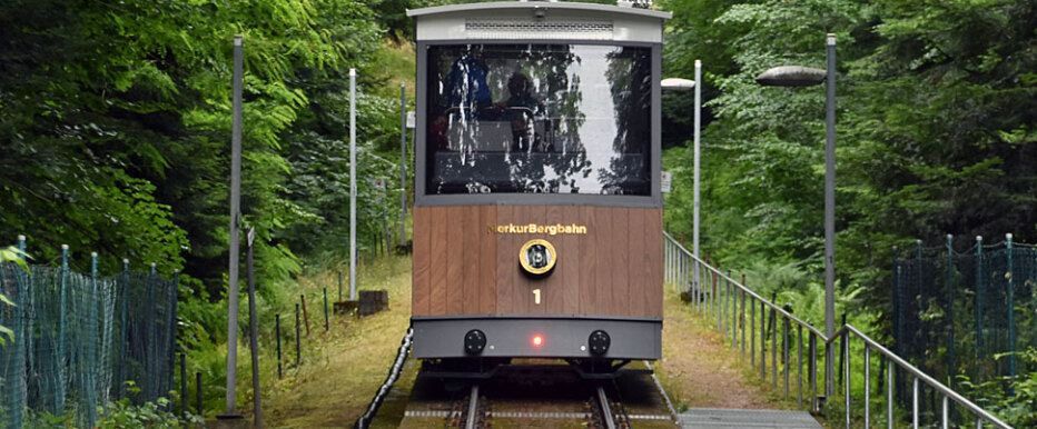 Neue Merkur-Bergbahn mit Holzverkleidung