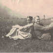 Erna und Otto Flake Rücken an Rücken sitzend inmitten einer Wiese
