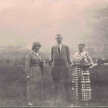 Drei Personen auf dem Foto: Mittig Otto Flake, rechts seine Frau und links eine Dame (unbekannt)