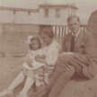 Otto Flake sitzend im Sand mit S. Fischers Tochter und Enkelin