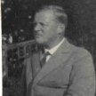 Otto Flake sitzend, seitliches Profil