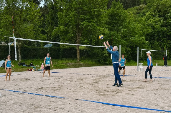 OB Späth spielt mit Spielerinnen und Spielern der Volleyballabteilung des SC Baden-Baden Volleyball auf dem neuen Beachvolleyball Feld.