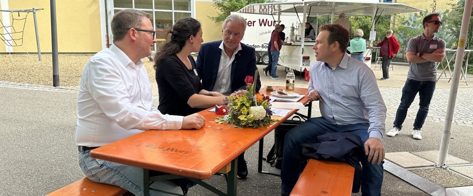 Ob Späth (links hinten) sitzt mit Markus Selig (FG Tiefbau), Lena Hammen (IG Weststadt) und Daniel Monninger (FG Tiefbau) an einem Tisch. 