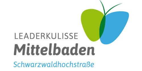 Logo: Leaderkulisse Mittelbaden Schwarzwaldhochstraße. Daneben ein blau grüner Schmetterling.