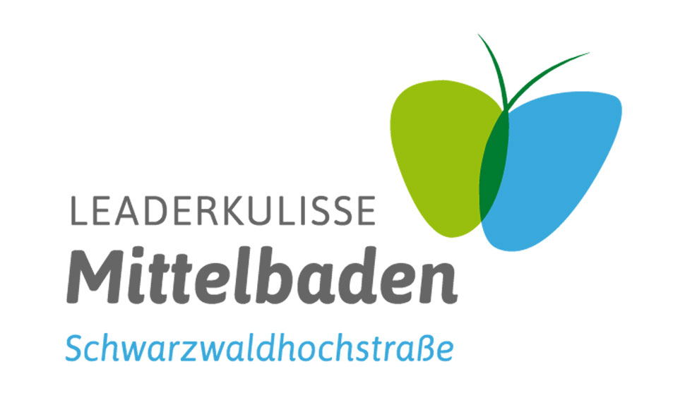 Logo: Leaderkulisse Mittelbaden Schwarzwaldhochstraße. Daneben ein blau grüner Schmetterling.