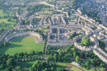 Luftaufnahme der Stadt Bath.