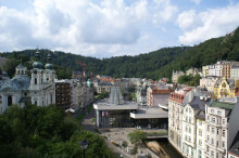 Karlovy Vary (Karlsbad): Blick auf das Zentrum des Kurstadt-Ensembles (mit dem Großen Sprudel an der Tepl) und die umgebende Kurlandschaft.