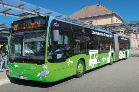 Ein Gelenkbus der Stadtwerke am Bahnhof Baden-Baden. 