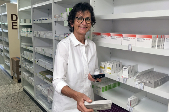 Grete Büddefeld, Mitarbeiterin der Klinikum-Apotheke, scannt die Waren mit dem Handheld ein.