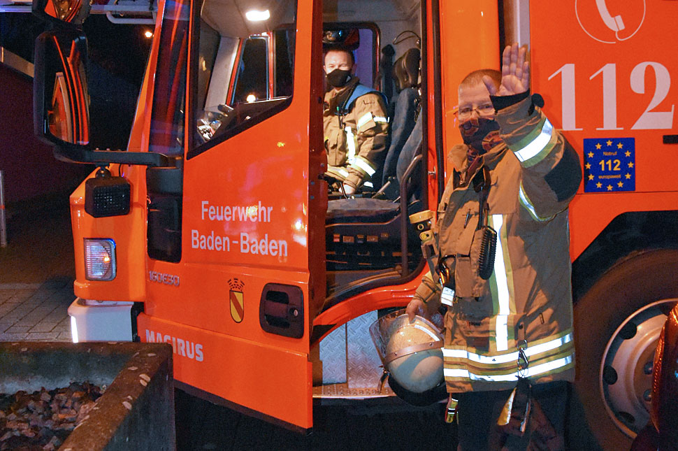 Karl-Heinz Wörners steht winkend vor einem Feuerwehrfahrezug