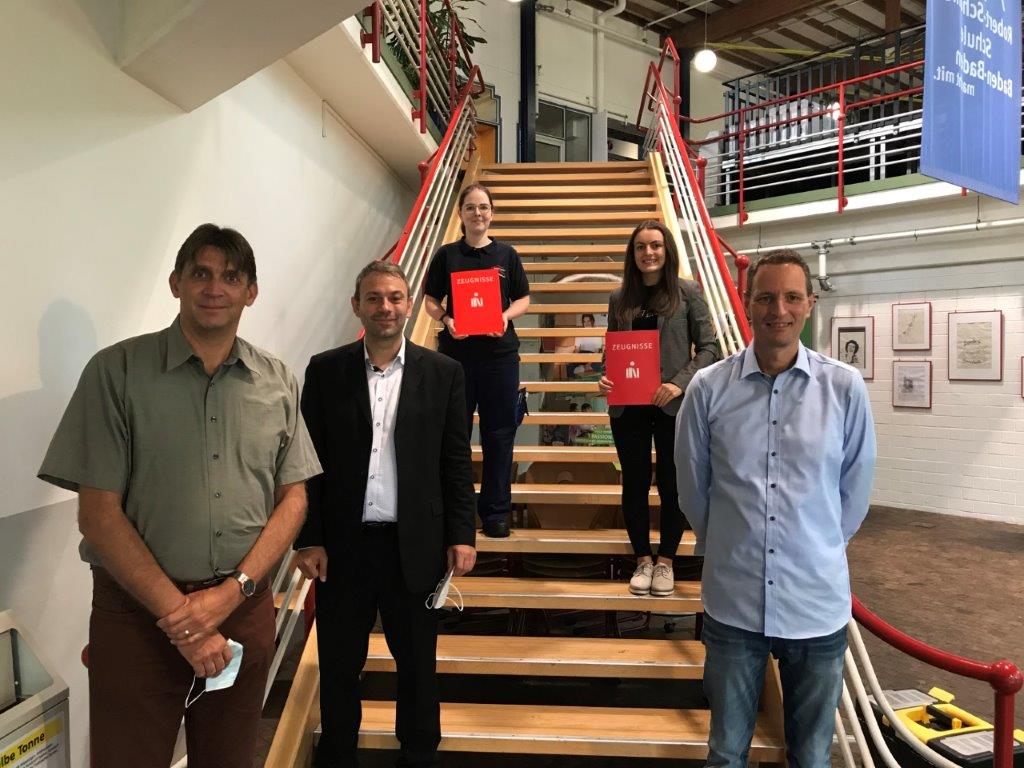 Schulleiter Jörg Rother, Abteilungsleiter Carsten Klagmann und Klassenlehrer Stefan Mayer mit zwei der vier Preisträger des Fördervereins, Alena Maisch und Luciana Haitzler (jeweils von links nach rechts).