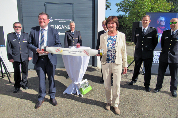 Erster Landesbeamter Dr. Jörg Peters und OB Margret Mergen (vorne) sowie Vertreter der Feuerwehr eröffnen die neue gemeinsame Atemschutzübungsanlage.