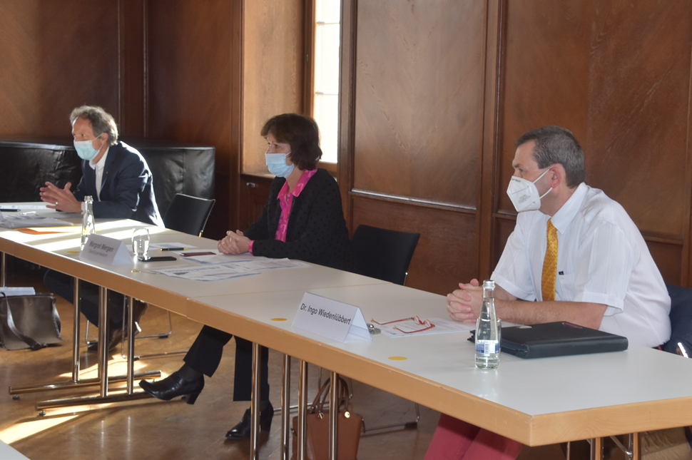 In einem Pressegespräch informierte Oberbürgermeisterin Margret Mergen, hier im Bild mit Bürgermeister Roland Kaiser (links) und Dr. Ingo Wiedenlübbert (rechts), über die neugeschalteten Impftermine in Baden-Baden.