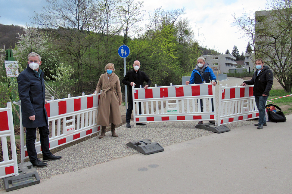 Von links: Markus Brunsing (Leiter Fachgebiet Park und Garten), Ulrike Verspohl (Baugenossenschaft Baden-Baden), Landschaftsarchitekt Stefan Helleckes (Büro Helleckes), Erster Bürgermeister Alexander Uhlig und Bernd Angstenberger (Abteilungsleiter Planung FG Park und Garten) stehen neben den Absperrungen.