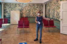 Ärztin Christine Daul steht im Wartebereich des Kreisimpfzentrums