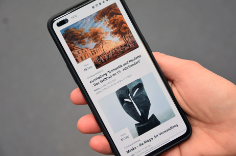 Blick auf ein Smartphone auf dem der neue Veranstaltungskalender geöffnet ist.