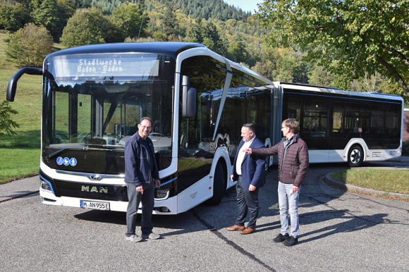 Verkehrsbetriebe-Fahrlehrer Michael Selmayr, Björn Söffner (MAN) und Jürgen Herr präsentierten den Elektro- Gelenkbus.