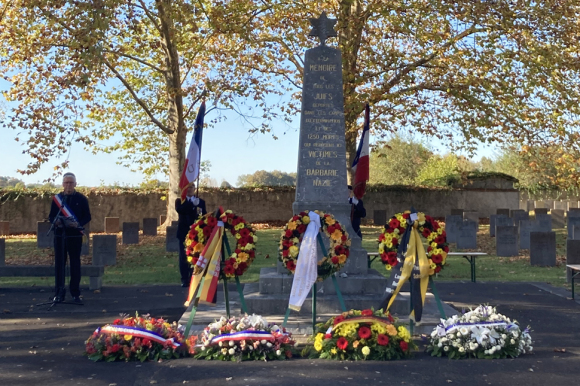 ein Denkmal auf dem Deportiertenfriedhof des Internierungslagers Gurs.