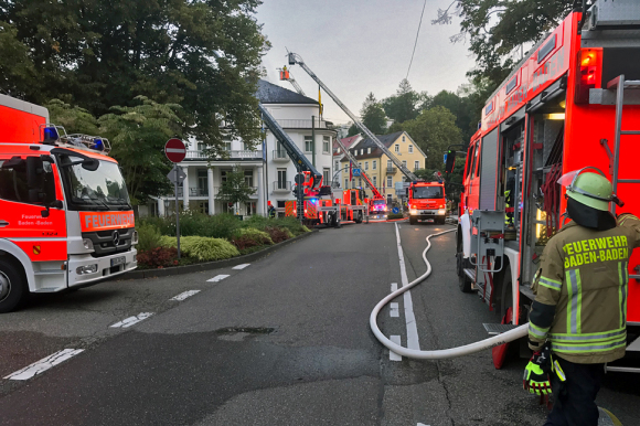 Brand am Badischen Hof: Feuerwehrfahrzeuge vor dem Badischen Hof