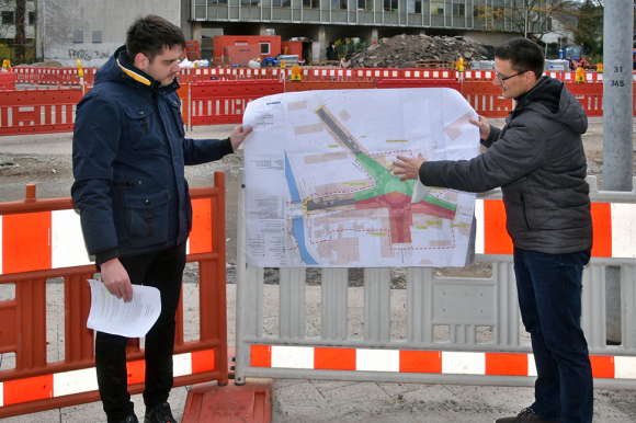 Andreas Walz (links) und Sven Menzel (rechts) informieren über den Stand der Maßnahmen am neuen Charles-De-Gaulle-Platz.