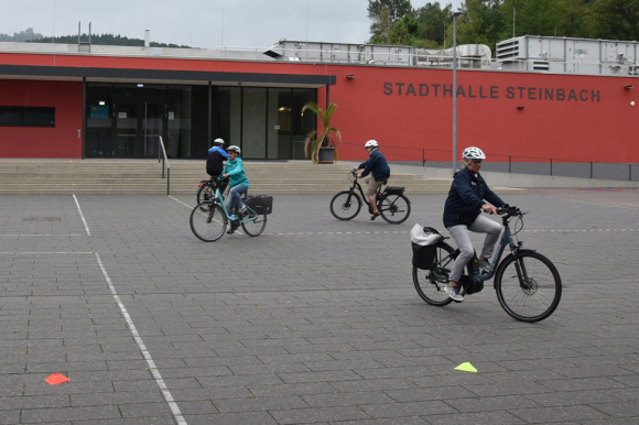 Auf dem Schulhof der Grundschule Steinbach trainierten die Teilnehmenden den sicheren Umgang mit ihren E-Bikes. 