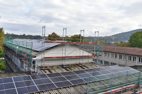 Die neue Photovoltaikanlage auf den Dachflächen des „Fingers 3“.
