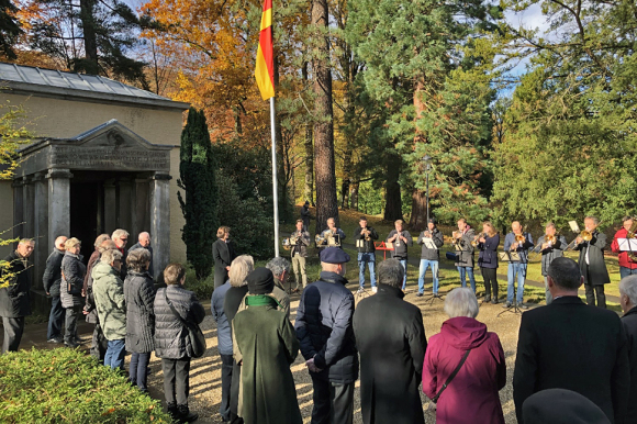 Publikum versammelt vor der Gedächtniskapelle am Michaelsberg. Der Musikverein Lichtenthal begleitete die Gedenkfeier musikalisch.