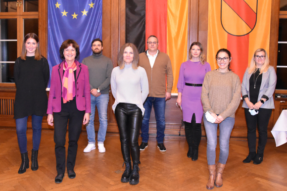 OB Margret Mergen (Zweite von links) mit den Neubürgern bei der diesjährigen Einbürgerungsfeier.