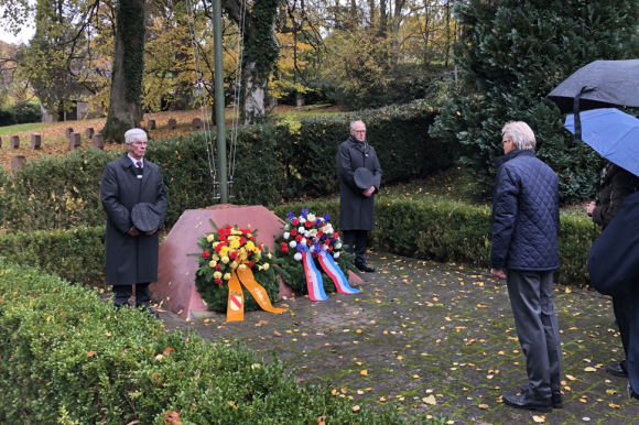 Erster Bürgermeister Alexander Uhlig (Dritter von links) bei der Kranzniederlegung an Allerseelen auf dem Ehrenfriedhof in Lichtental.