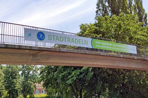 Brückenbanner mit dem Text "STADTRADELN; Jetzt anmelden und mitradeln! www,stadtradeln.de/baden-baden