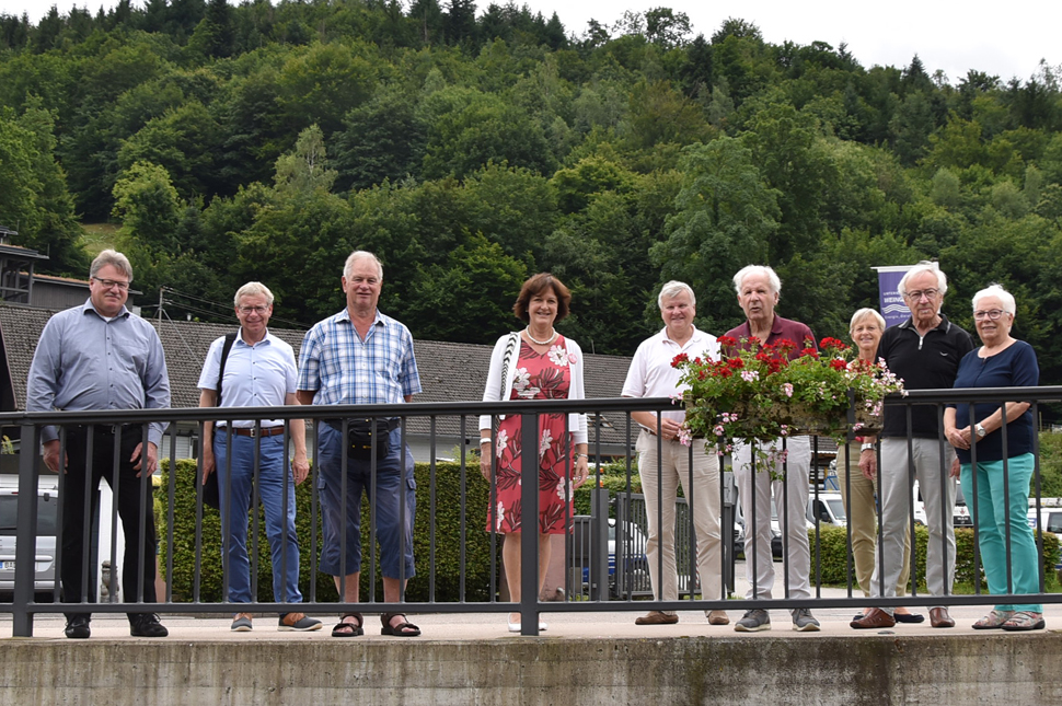 OB Margret Mergen (Bildmitte) und Markus Brunsing (Zweiter von links), Leiter des Fachgebiets Park und Garten, begutachten mit den engagierten Bürgern das sehenswerte Ergebnis.