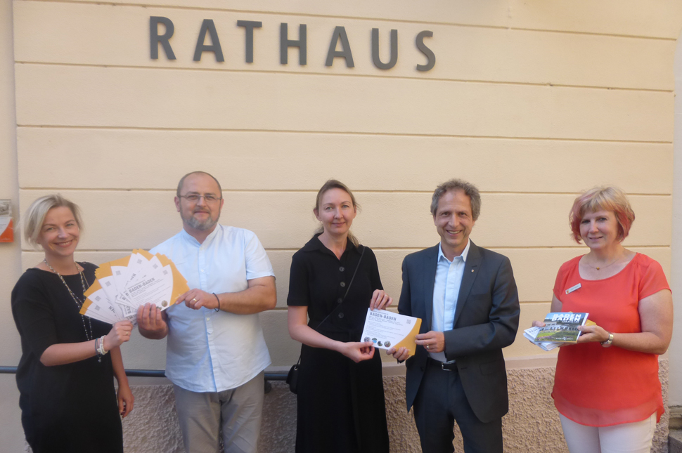 Agata Schnepf, Bogdan Stavarachi und Larissa Abel vom kommunalen Beteiligungsgremium übergeben den mehrsprachigen Flyer an Bürgermeister Roland Kaiser und Fachgebietsleiterin Ute Hasel (von links).