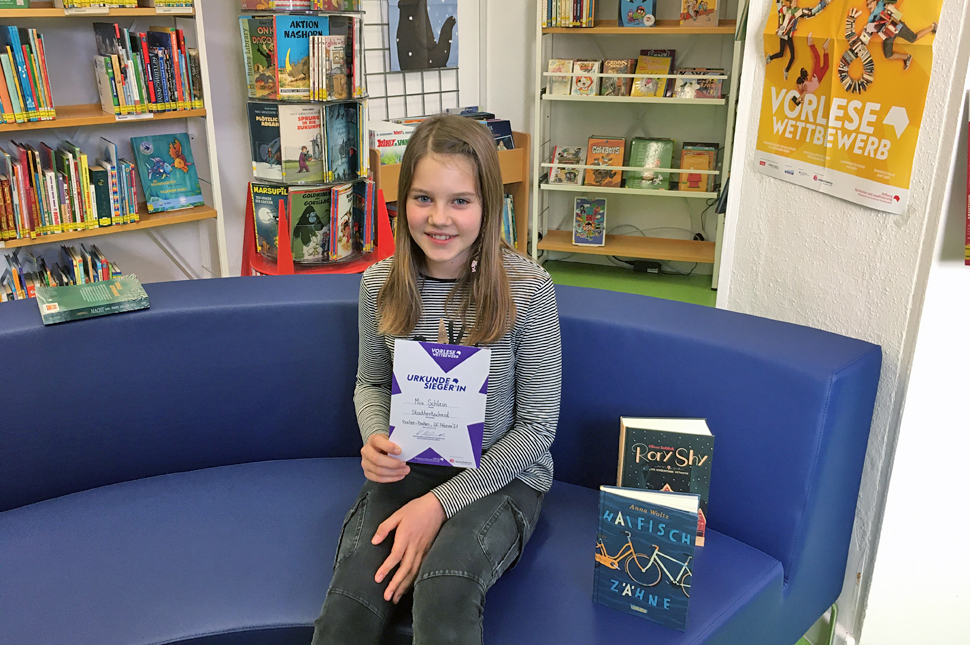 Mia Schlein mit ihrer Urkunde in der Stadtbibliothek