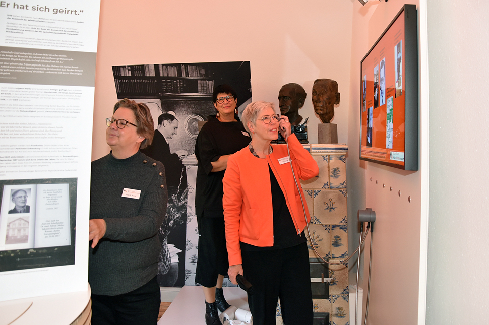 Bibliotheksleiterin Sigrid Münch (vorne, rechts) mit den beiden Kuratorinnen der Ausstellung, Regine Nohejl (links) und Elisabeth Cheauré (hinten, Mitte) in der Ausstellung.