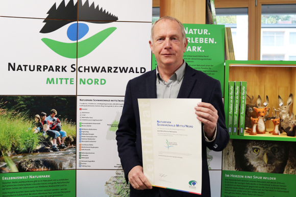 Naturpark-Geschäftsführer Karl-Heinz Dunker mit der Urkunde