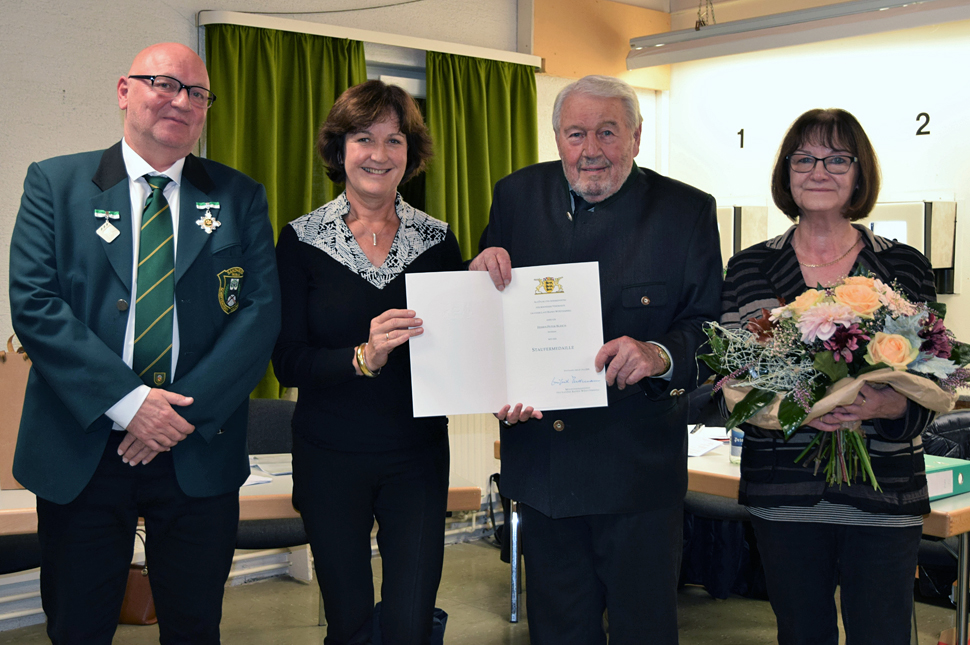 Von links: Sportausschuss-Präsident Armin Zeitvogel, OB Margret Mergen, Peter Bleich vom Schützenverein Jagdschloss und Waltraud Bleich.