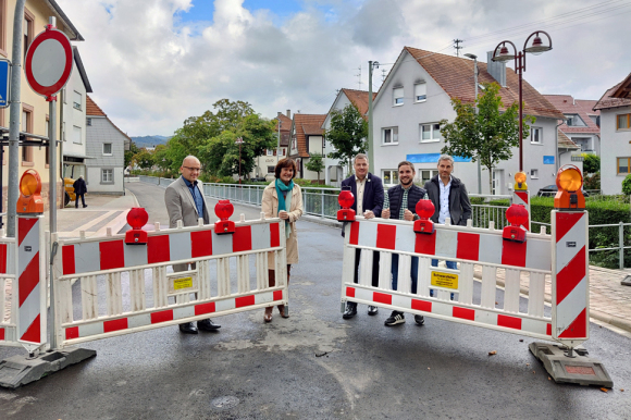 Von links: Robert Oettinger (Oettinger Gruppe), Oberbürgermeisterin Margret Mergen, Ulrich Hildner, Jens Maisch und Daniel Schnepf (Schnepf Bauunternehmung) entfernen die Absperrungen auf der Yburgstraße. 