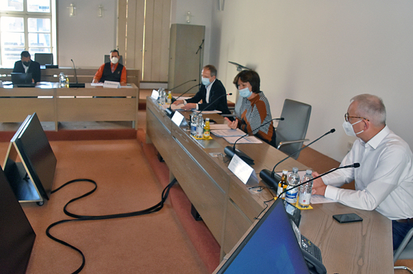 OB Margret Mergen (zweite von rechts) informiert im Gemeinderatssaal