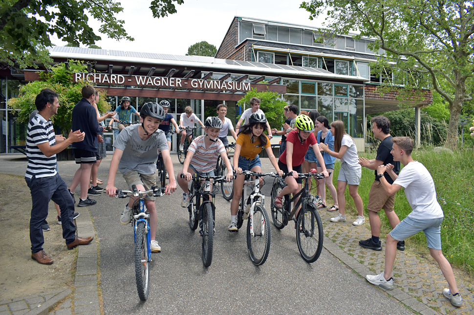 Die Klasse 9a des RWG jubelt ihren Mitschülern auf dem Fahrrad zu.